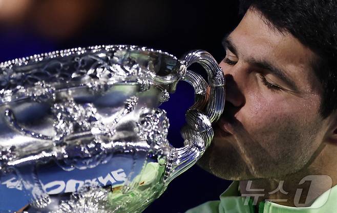 카를로스 알카라스(스페인)가 1일 호주 멜버른에서 열린 호주오픈 테니스 대회 남자 단식 결승에서 노박 조코비치(세르비아)를 꺾고 우승을 차지, 우승컵인 노먼 브룩스 챌린지컵에 입맞추고 있다.  ⓒ 로이터=뉴스1