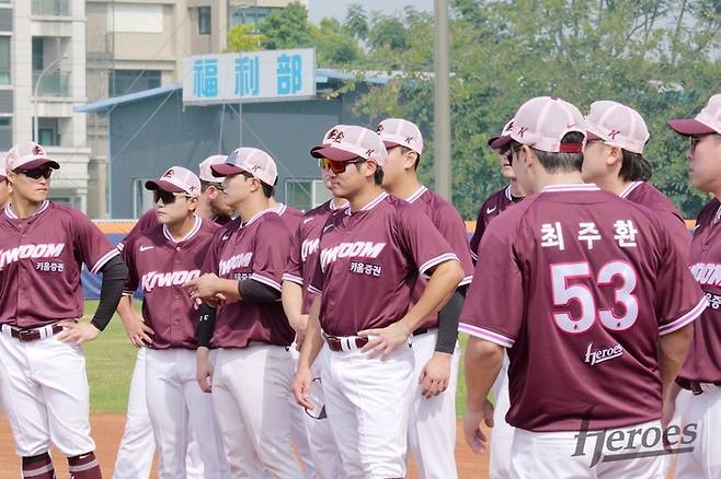 키움 선수단이 훈련에 앞서 미팅을 진행하고 있다. 사진 | 키움 히어로즈