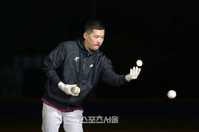 이용규가 야간 훈련 때 선수들에게 티볼을 올려주고 있다. 사진 | 키움 히어로즈