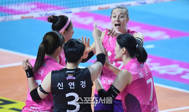 흥국생명 레베카가 20일 인천 삼산월드체육관에서 열린 2025~2026 V-리그 GS칼텍스와 경기에서 득점 후 환호하고 있다.  2025. 11. 20. 삼산 | 최승섭기자 thunder@sportsseoul.com