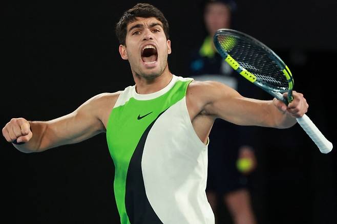 알카라스, 나달이 보는 앞에서 조코비치 꺾고 호주오픈 ‘첫’ 정상…22세8개월 ‘최연소’ 커리어 그랜드 슬램 달성