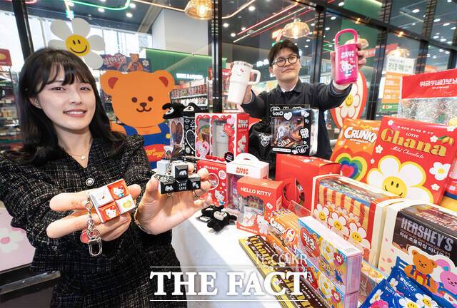 세븐일레븐은 밸런타인데이를 맞아 3대 인기 기획상품(헬로키티, 위글위글, 이나피스퀘어) 20여종을 포함해 총 120여종의 다양한 상품을 준비했다. /세븐일레븐