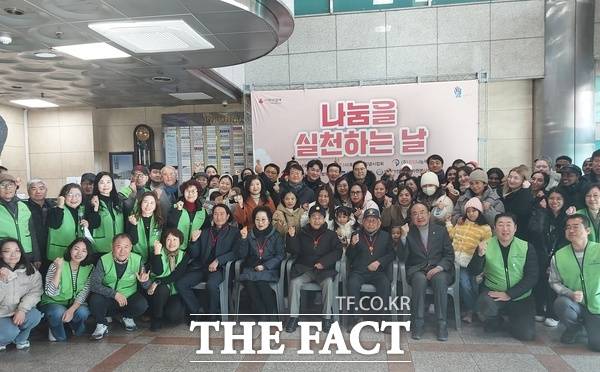 사단법인 대전봉사체험교실이 1월 31일 오후 2시 대전 중구 센트리아오피스텔 로비에서 떡국떡과 고기 고명 등 1000세트를 만들어 6·25참전국 다문화가정과 국가유공자들에게 전달했다. /선치영 기자