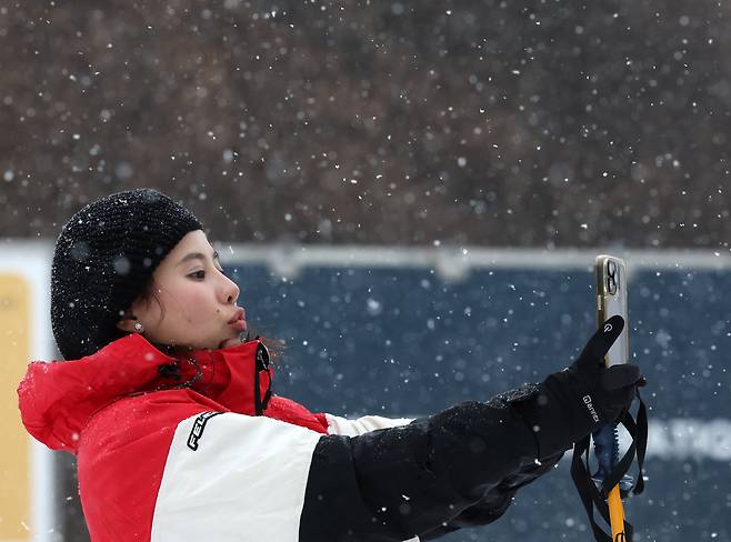 강원도의 스키장을 찾은 베트남 관광객이 셀카를 찍고 있다. 요즘 한국 스키장은 눈 구경을 하러 온 따뜻한 나라 관광객들의 당일치기 방문 수요에 크게 기댄다. /연합뉴스