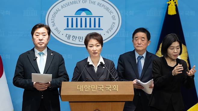 이언주, 황명선, 강득구 더불어민주당 최고위원이 지난 1월 23일 서울 여의도 국회 소통관에서 정청래 대표의 조국혁신당과의 합당 제안과 관련해 규탄 및 사과를 촉구하는 기자회견을 하고 있다./뉴스1