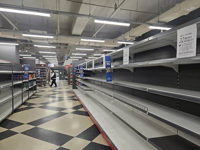 지난달 31일 오후 홈플러스 천안신방점. 진열대가 비워진 채 영업종료 공지만 줄지어 붙어있다. 박하늘 기자