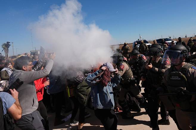 28일 미국 텍사스주 딜리의 사우스 텍사스 가족 수용센터 앞에서 수용 중인 리엄 라모스와 그의 아버지에 항의하는 시위가 열린 가운데 경찰이 시위대를 향해 페퍼 스프레이를 살포하고 있다. AP