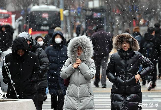 서울 종로구 세종대로 사거리에서 시민들이 눈을 맞으며 횡단보도를 건너고 있다. 동아일보DB