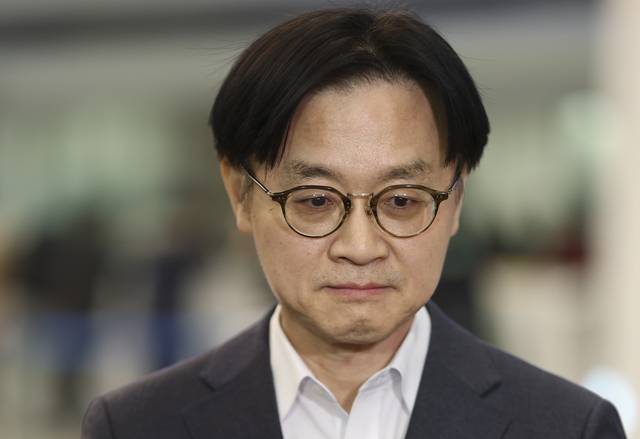 도널드 트럼프 미국 대통령의 대 한국 관세 재인상 위협에 대응하기 위해 미국을 방문한 김정관 산업통상부 장관이 31일 인천공항 터미널2을 통해 귀국 후 취재진 질문을 듣고 있다. 연합뉴스