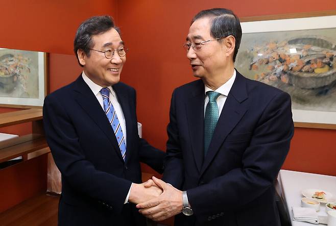 지난 2025년 당시 무소속 한덕수 대선 예비후보와 이낙연 전 국무총리가 오찬 회동을 하기 전 악수하고 있다. 공동취재사