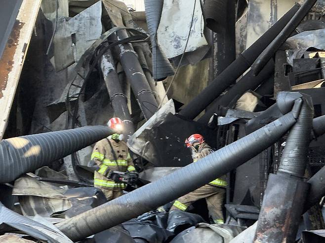 충북소방본부 구조대, 특수대응단 등이 충북 음성 생활용품 제조 공장 화재 현장에서 실종자 수색을 하고 있다. 충북소방본부 제공
