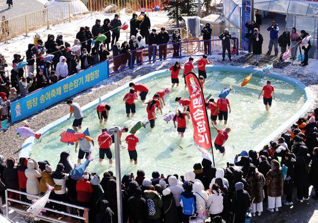 지난달 25일 강원 평창군 오대천 일원에서 열린 평창송어축제를 찾은 관광객들이 송어 맨손잡기 체험을 즐기고 있다. 평창관광문화재단 제공