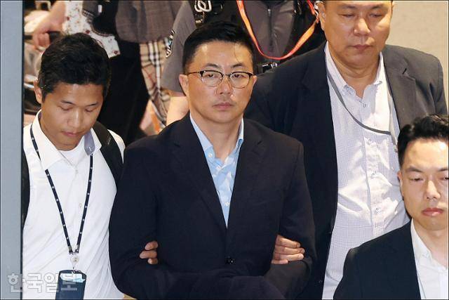 김예성(가운데)씨가 지난해 8월 12일 인천국제공항 입국장에서 윤석열 전 대통령의 부인 김건희 여사 관련 의혹을 수사 중인 김건희 특별검사팀 관계자들에게 체포돼 특검 사무실로 향하고 있다. 영종도=강예진 기자