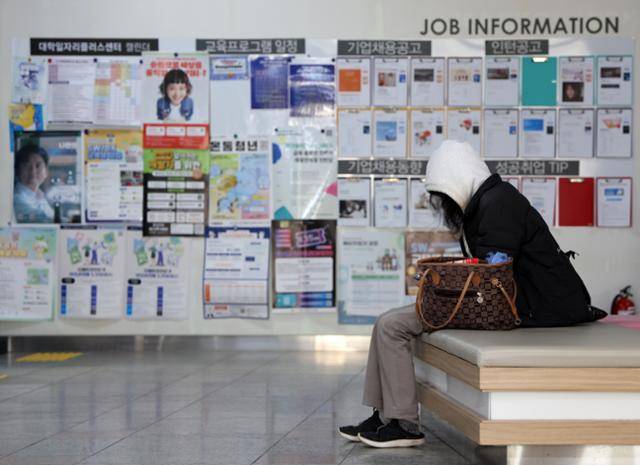 지난해 12월 서울 시내의 한 대학교 일자리플러스센터에 학생이 채용정보 게시판 앞에 앉아 있다. 뉴시스