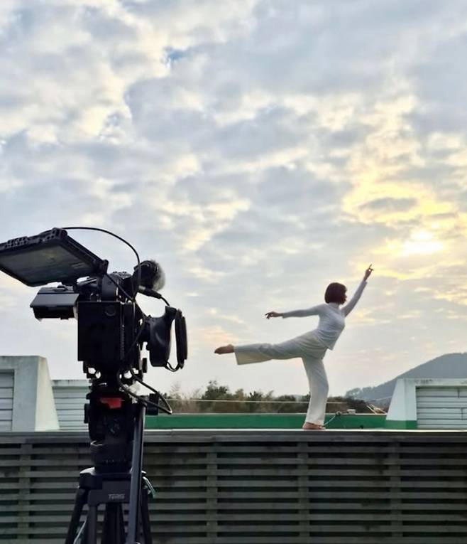 건축 공간에서 무용과 영상 촬영을 진행하고 있다. ‘2026 제주체–김석윤 건축전’의 일부 프로그램으로, 건축을 ‘몸의 움직임’으로 재해석하는 시도가 담겼다. (김지희 건축가 SNS 캡처)