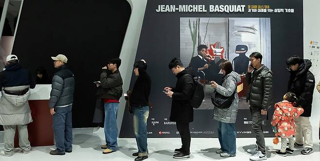 ‘장 미셀 바스키아 : 과거와 미래를 잇는 상징적 기호들’ 특별전 마지막 날인 31일 서울 동대문디자인플라자 전시장 앞에 줄 선 시민들. 전민규 기자