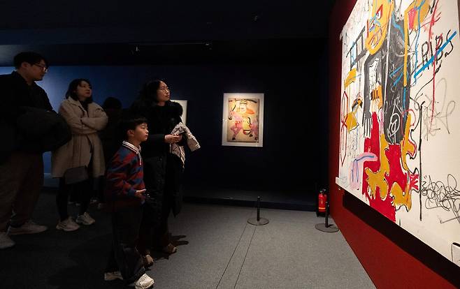 바스키아 특별전 마지막날인 지난 31일, 166억원에 경매된 '왕이라 불린 에이원의 초상'(1982) 앞의 관람객들. 전민규 기자