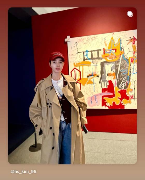 바스키아 특별전을 찾은 배우 김혜수 씨. 사진 인스타그램