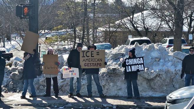 온도가 영하 13도까지 떨어진 지난달 31일(현지시간) 오전 버지니아 페어팩스시티 중심가에 시민 100여명이 모여 트럼프 행정부의 강경한 이민정책에 반대하는 시위를 벌였다. 버지니아=강태화 특파원