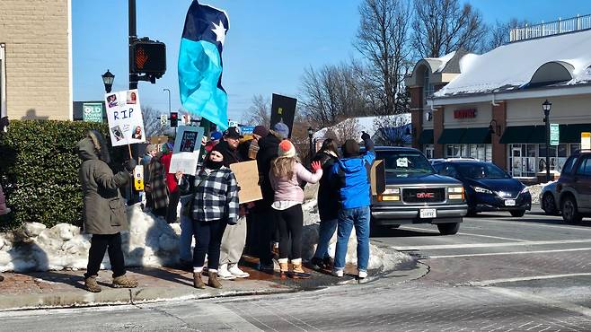 온도가 영하 13도까지 떨어진 지난달 31일(현지시간) 오전 버지니아 페어팩스시티 중심가에 시민 100여명이 모여 트럼프 행정부의 강경한 이민정책에 반대하는 시위를 벌였다. 시위대 속엔 어린 학생들을 비롯해 현직 교사들도 눈에 띄었다. 버지니아=강태화 특파원