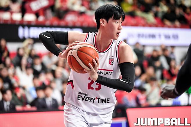 ‘전성현 3점슛 6개 폭발’ 정관장, 현대모비스 꺾고 5R 승리로 출발