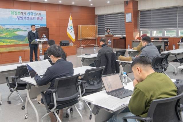 ▲ 함명준 고성군수가 송지호 관광단지 조성사업과 관련한 고성군의 공식 입장을 밝히는 기자회견을 열고 그동안의 추진 상황을 설명하고 있다.
