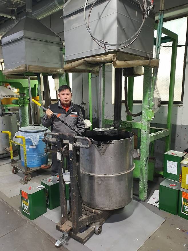 김태수 부장이 건식 배합 중이다. 안산=윤현주 기자