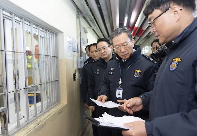 정성호 법무부 장관이 지난달 29일 화성직업훈련교도소 내부를 둘러보고 있다. 사진=법무부 제공