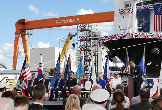 김동관 한화그룹 부회장이 2025년 8월 26일(현지 시간) 미국 필라델피아 한화필리조선소에서 이재명 대통령, 조쉬 샤피로 펜실베니아 주지사 등이 참석한 가운데 열린 선박 명명식에서 환영사를 하고 있다. 사진=한화그룹