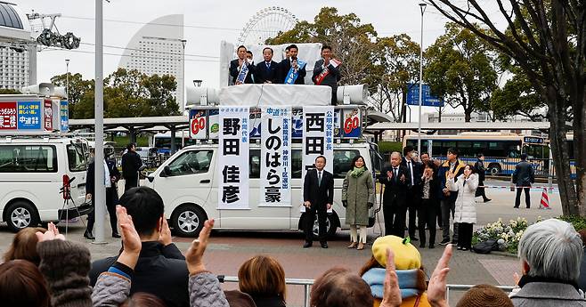 노다 요시히코 일본 중도개혁연합 공동대표(차량 위 왼쪽에서 두번째)와 중의원(하원) 선거 후보들이 지난달 27일 일본 도쿄에서 선거 유세를 하고 있다. 로이터연합뉴스