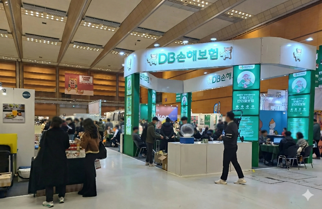 지난달 16일 삼성 코엑스 전시장에서 열린 2026 가낳지모 캣페어 현장 내 펫보험 관련 부스. 방예별 인턴기자.