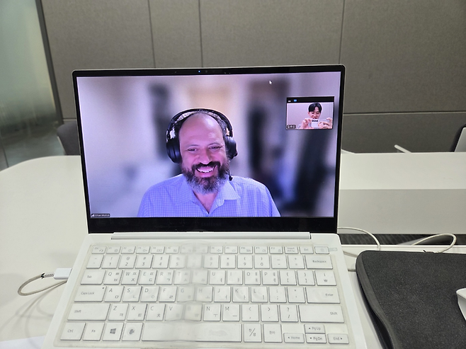 이선 몰릭 와튼스쿨 교수가 매일경제와 줌 인터뷰 하는 모습. 김유신 기자