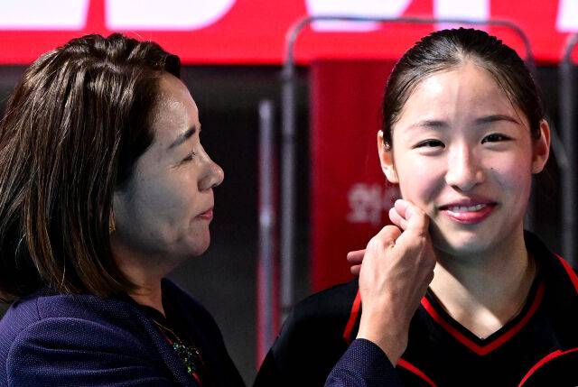 인쿠시가 어머니의 격려를 받고 있다 / 한국배구연맹(KOVO)