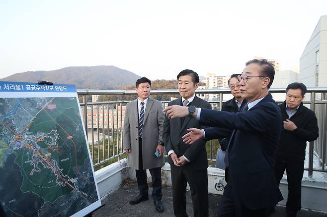 김윤덕 국토교통부 장관이 지난 11월 5일 서울 서리풀 지구를 방문해 사업 이행 상황을 점검하고 있다. [연합]