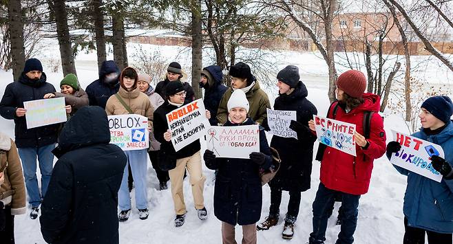 러시아 톰스크 지역의 로블록스 이용자들이 지난달 14일 정부의 로블록스 금지에 항의하는 시위를 벌이고 있다.[로이터]