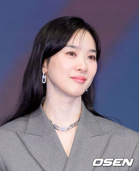 [OSEN=이대선 기자] 26일 오후 서울 구로구 더세인트 그랜드볼룸에서 ENA 월화드라마 ‘아너 : 그녀들의 법정’ 제작발표회가 열렸다.ENA 월화드라마 ‘아너 : 그녀들의 법정’은 거대한 스캔들이 되어 돌아온 과거에 정면 돌파로 맞서는 세 여성 변호사의 미스터리 추적극이다.배우 이청아가 취재진의 질문을 듣고 있다. 2026.01.26 /sunday@osen.co.kr