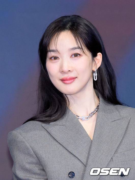 [OSEN=이대선 기자] 26일 오후 서울 구로구 더세인트 그랜드볼룸에서 ENA 월화드라마 ‘아너 : 그녀들의 법정’ 제작발표회가 열렸다.ENA 월화드라마 ‘아너 : 그녀들의 법정’은 거대한 스캔들이 되어 돌아온 과거에 정면 돌파로 맞서는 세 여성 변호사의 미스터리 추적극이다.배우 이청아가 포토타임을 가지고 있다. 2026.01.26 /sunday@osen.co.kr