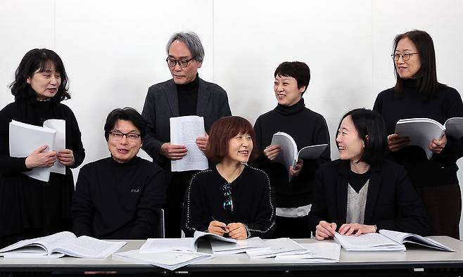 중견 소설가 은희경 심사위원장(가운데)을 비롯한 세계문학상 심사위원들이 지난달 20일 서울 용산 세계일보 사옥에서 제22회 세계문학상 본심 심사에 앞서 포즈를 취하고 있다. 사진 왼쪽부터 심사위원인 소설가 하성란·전성태, 평론가 정홍수, 은 위원장, 소설가 김유진, 평론가 박혜진, 소설가 강영숙. 이재문 기자