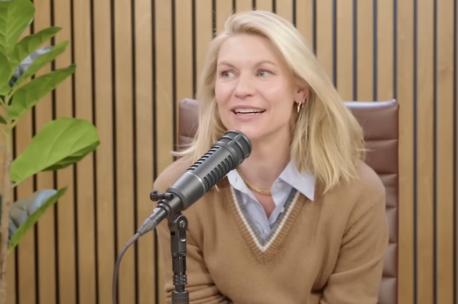 배우 클레어 데인즈가 지난 27일(현지시간) 팟캐스트에 출연해 셋째 아이를 자연임신으로 가졌을 당시 심경에 대해 얘기하고 있다. 유튜브 채널 ‘Good Hang with Amy Poehler’ 캡처