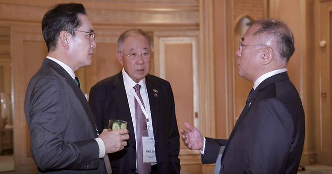 2025년 11월19일(현지시간) 이재용 삼성전자 회장, 류진 한국경제인협회 회장, 정의선 현대자동차그룹 회장(왼쪽부터)이 아랍에미리트(UAE) 아부다비의 한 호텔에서 이야기를 나누고 있다. ⓒ연합뉴스