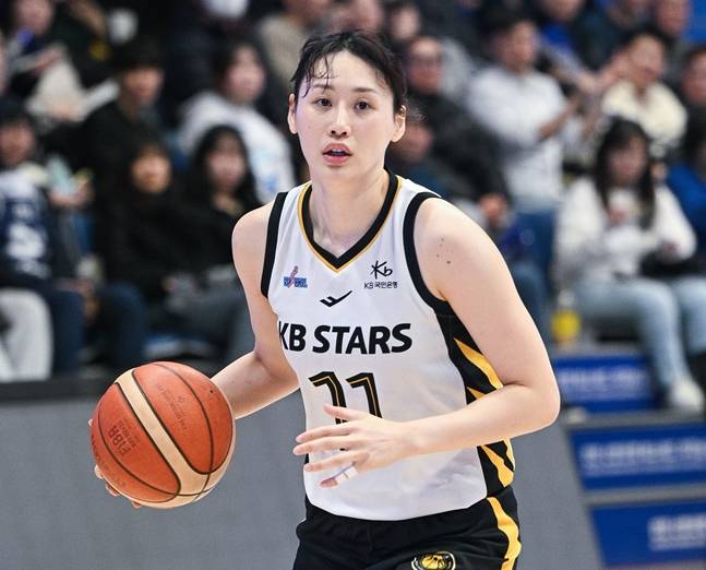 드리블하고 있는 강이슬. /사진=WKBL