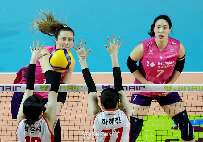 '연패는 없다' 흥국생명, 페퍼저축은행 꺾고 '2위 도약'... 레베카 25점 [인천 현장리뷰]