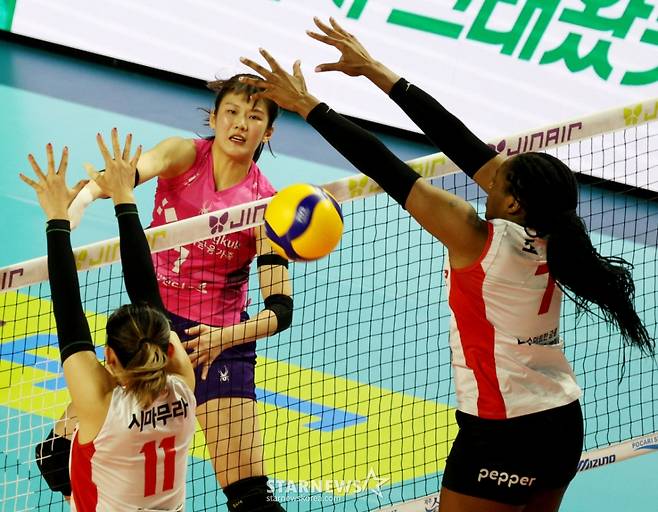 흥국 김다은이 1일 삼산월드체육관에서 열린 2025-2026 진에서 V리그 흥국생명과 페퍼저축은행경기에서 조이 시마무라 이중블로킹을 돌파하는 강타를 터트리고  있다. /사진=강영조 선임기자