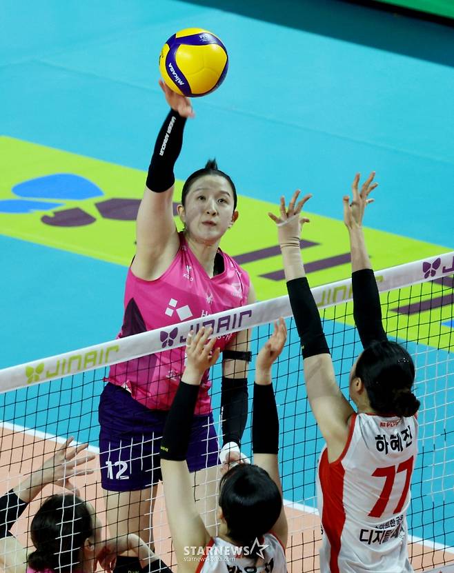 흥국 이다현이 1일 삼산월드체육관에서 열린 2025-2026 진에서 V리그 흥국생명과 페퍼저축은행경기에서 속공을 시도하고  있다. /사진=강영조 선임기자
