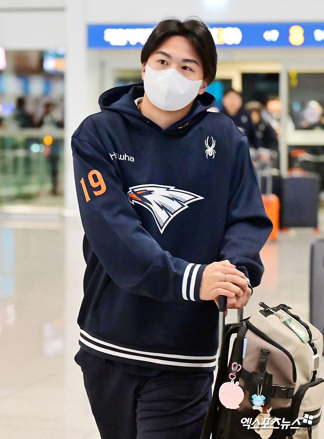 2026시즌 스프링캠프 훈련에 나서는 한화 이글스 선수단이 지난 23일 오전 인천국제공항을 통해 호주 멜버른으로 출국했다.  출국장으로 향하는 한화 왕옌청. 엑스포츠뉴스 DB