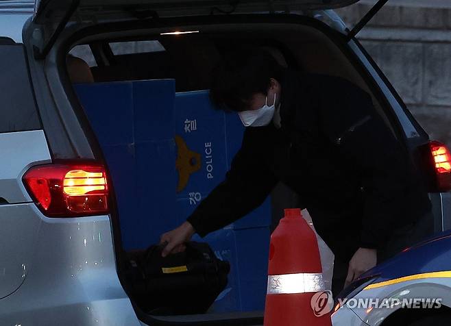 포렌식 장비 옮기는 경찰 특수단 (서울=연합뉴스) 한상균 기자 = 대통령실 압수수색을 시도중인 경찰 비상계엄 특별수사단이 16일 서울 용산 대통령실 청사 민원실 앞에서 포렌식 장비를 옮기고 있다.  2025.4.16 [대통령통신사진기자단] xyz@yna.co.kr