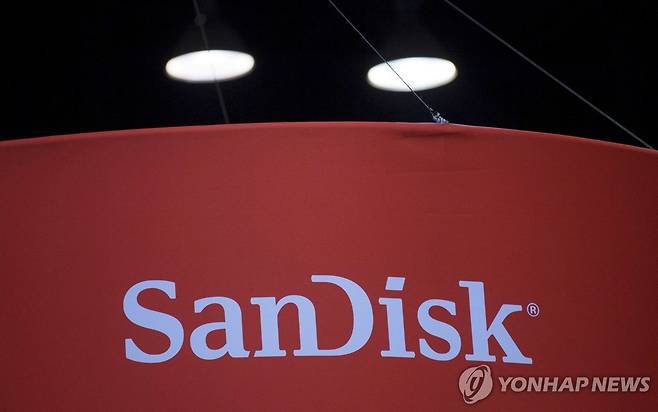 SANDISK-RESULTS/ FILE PHOTO: The Sandisk Corporation logo is seen as part of a display at the Microsoft Ignite technology conference in Chicago, Illinois, May 4, 2015. REUTERS/Jim Young/File Photo