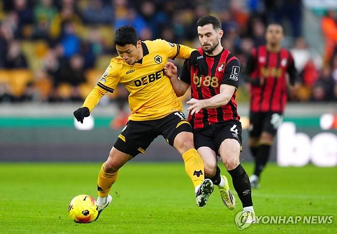 볼 경합하는 황희찬 [AP=연합뉴스]