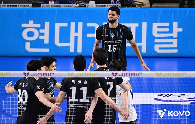 남자배구 현대캐피탈, 천적 OK저축은행 잡고 1위 수성