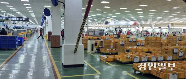 인천과 중국 산둥성 웨이하이를 잇는 한중카페리가 개설되면서 안정적인 물류망을 확보할 수 있게 됨에 따라 이곳에 한국 기업이 잇따라 진출하고 있다. 웨이하이에 있는 한국 자동차 부품 공장. /중국 웨이하이 김주엽 기자 kjy86@kyeongin.com